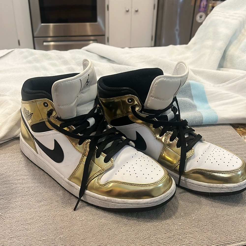 Jordan 1 Mid “Metallic Gold” Size 12